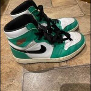 Nike Air Jordan 1’s Retro High OG Lucky Green Size 6 Men’s and Women’s 8